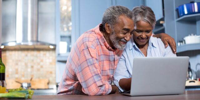 2 people discussing medicare enrollment periods